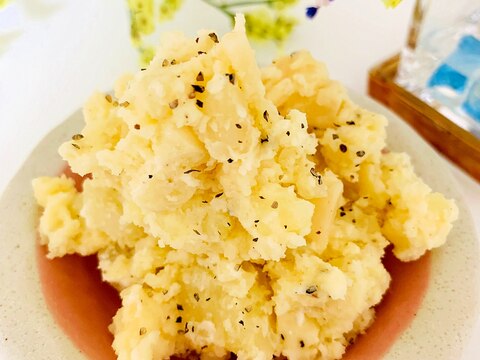 濃厚でクリーミーなポテトサラダ〜3種類のチーズ入り